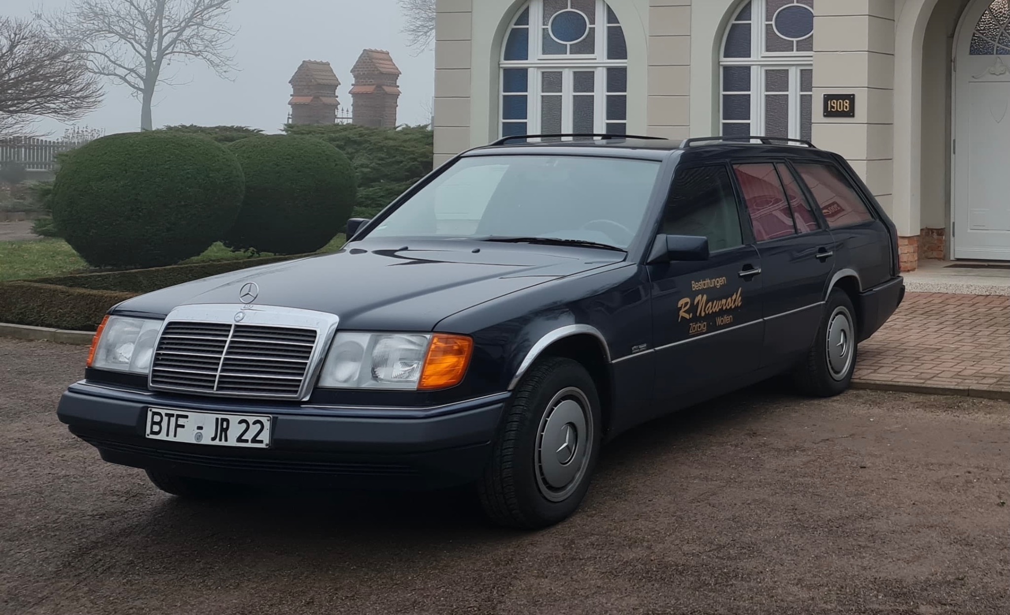 Historischer Mercedes-Bestattungswagen von Bestattungen R. Nawroth